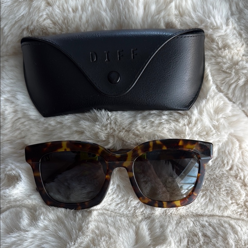 Diff Eyewear Tortoiseshell Sunglasses with Dark Lenses